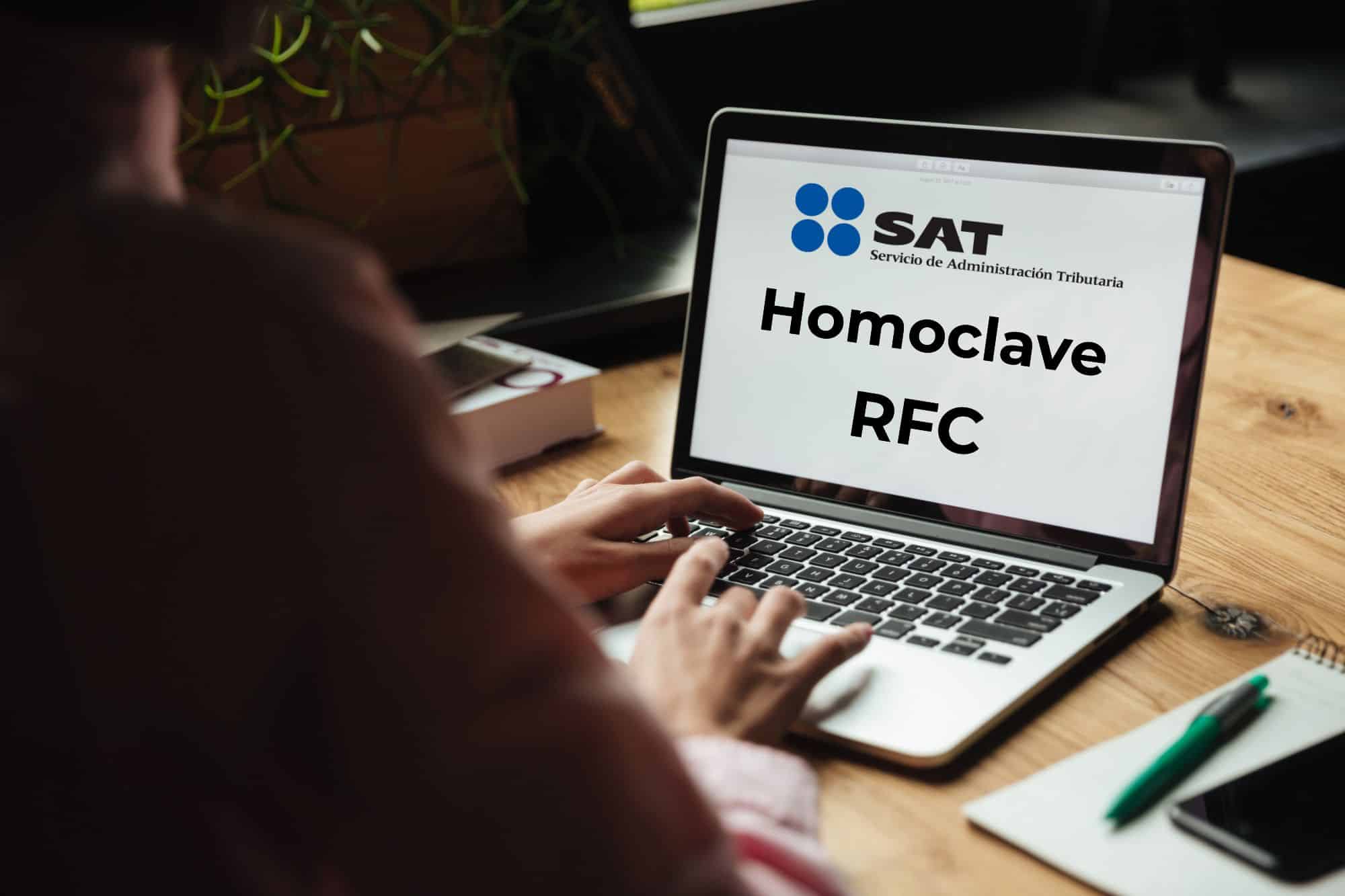 Persona accediendo mediante un ordenador portátil a la consulta de su Homoclave y RFC