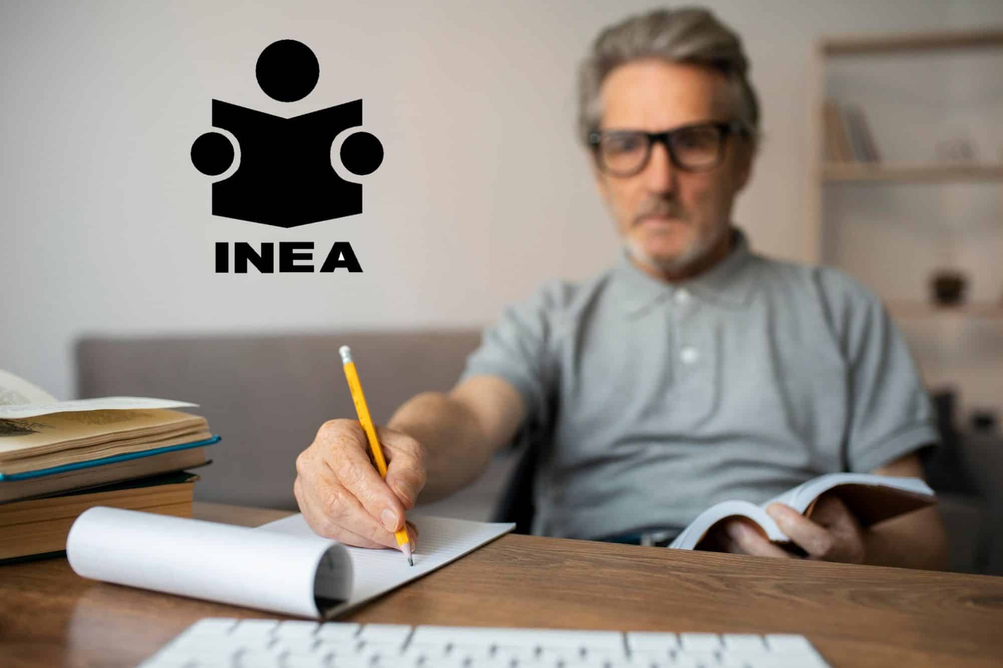 Hombre realizando formación online del INEA para conseguir nuevas oportunidades laborables.