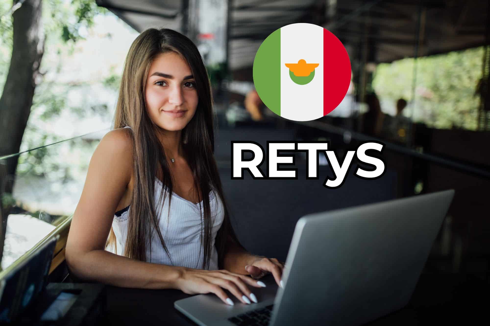 Chica joven usando la computadora para acceder al RETyS