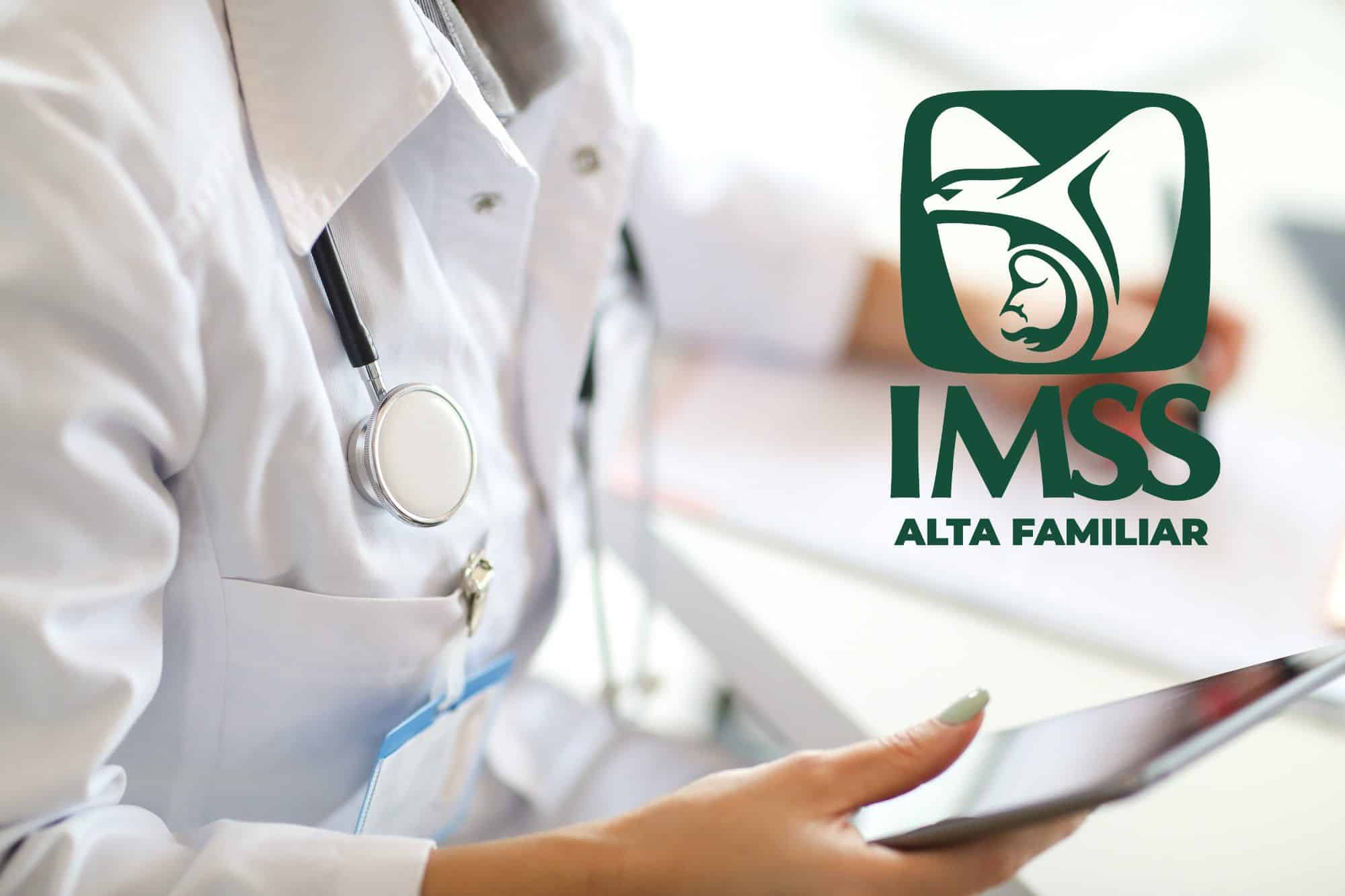 médicos prestando asistencia a un familiar dado de alta en el IMSS
