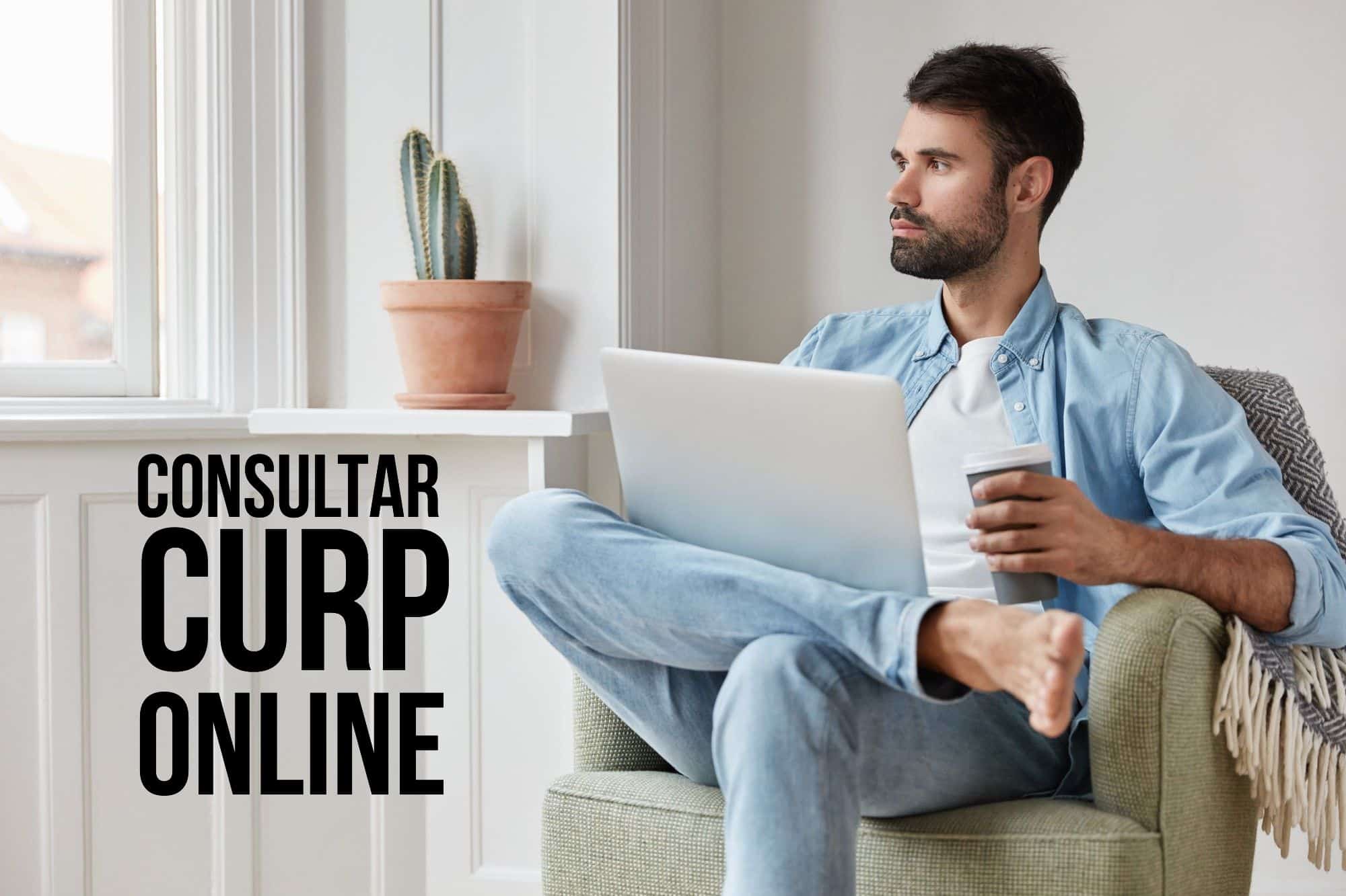 Hombre consultando su CURP usando un laptop en su hogar.