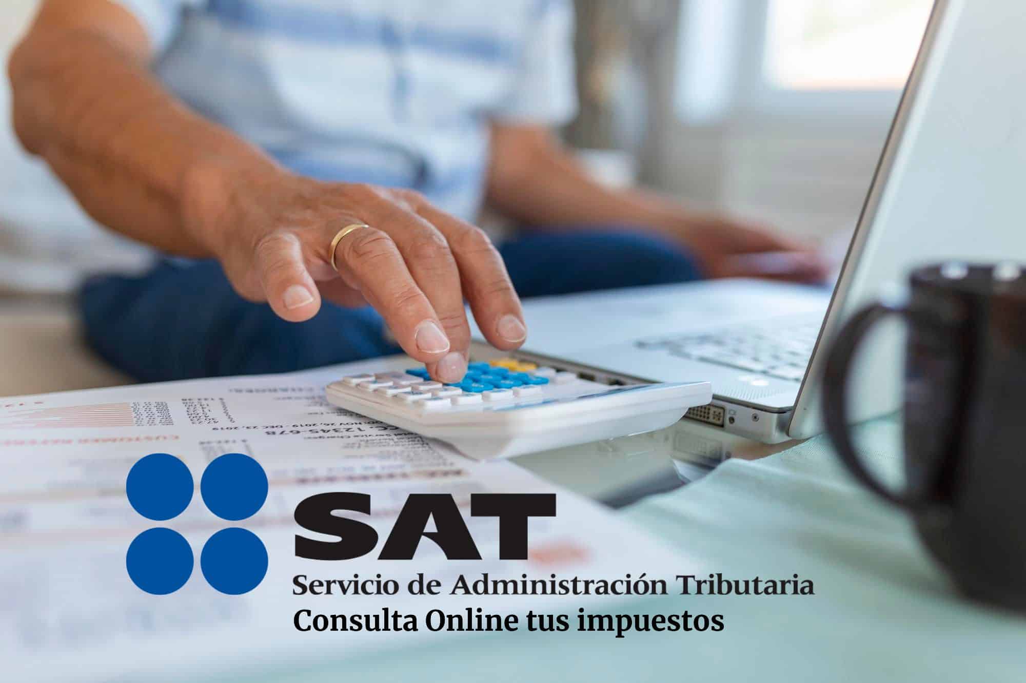 Persona realizan el pago online de sus impuestos y obligaciones con el SAT