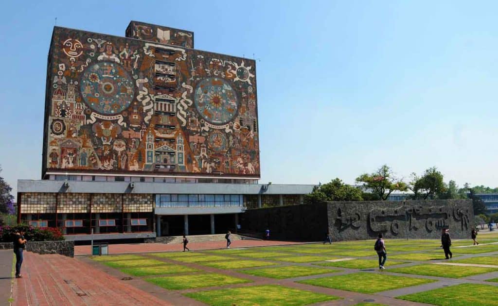 Fachada de la Universidad Nacional Autónoma de México cuya convocatoria para nuevas plazas ya está disponible