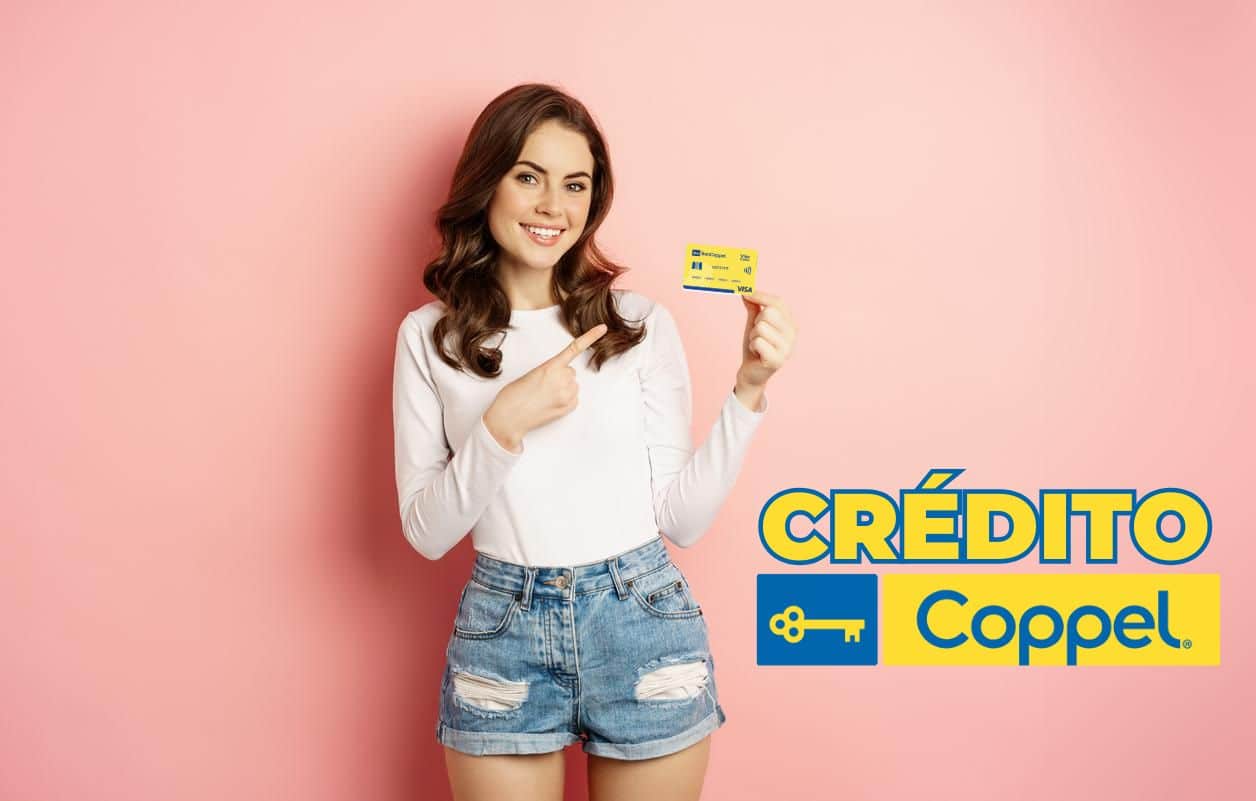 Mujer con la tarjeta de crédito de Coppel en la mano