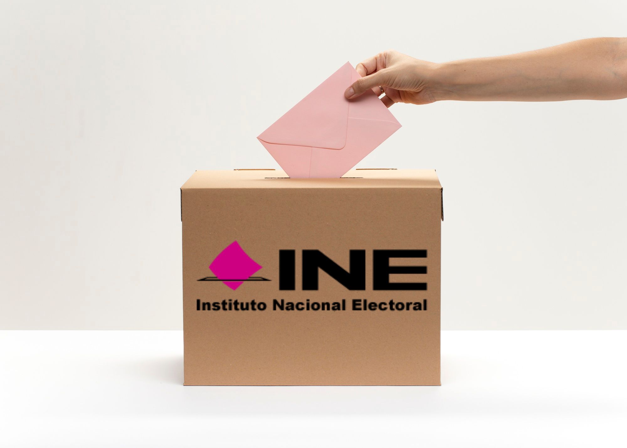 Persona votando en México en gracias a la tarjeta del INE