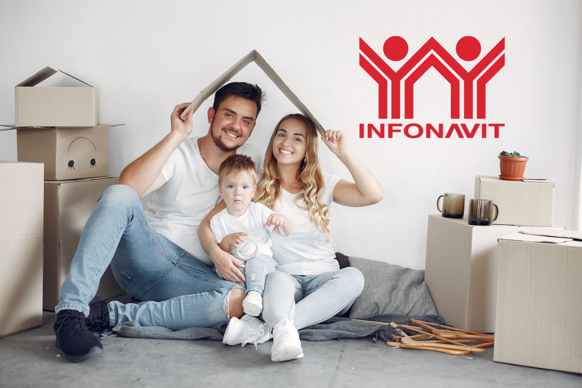 Familia disfrutando de su casa comprada gracias al crédito concedido de Infonavit.