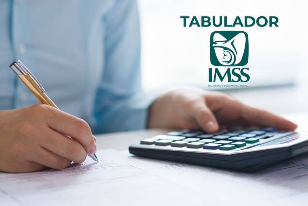 Persona comprobando su nomina y su salario usando el Tabulador del IMSS de México.