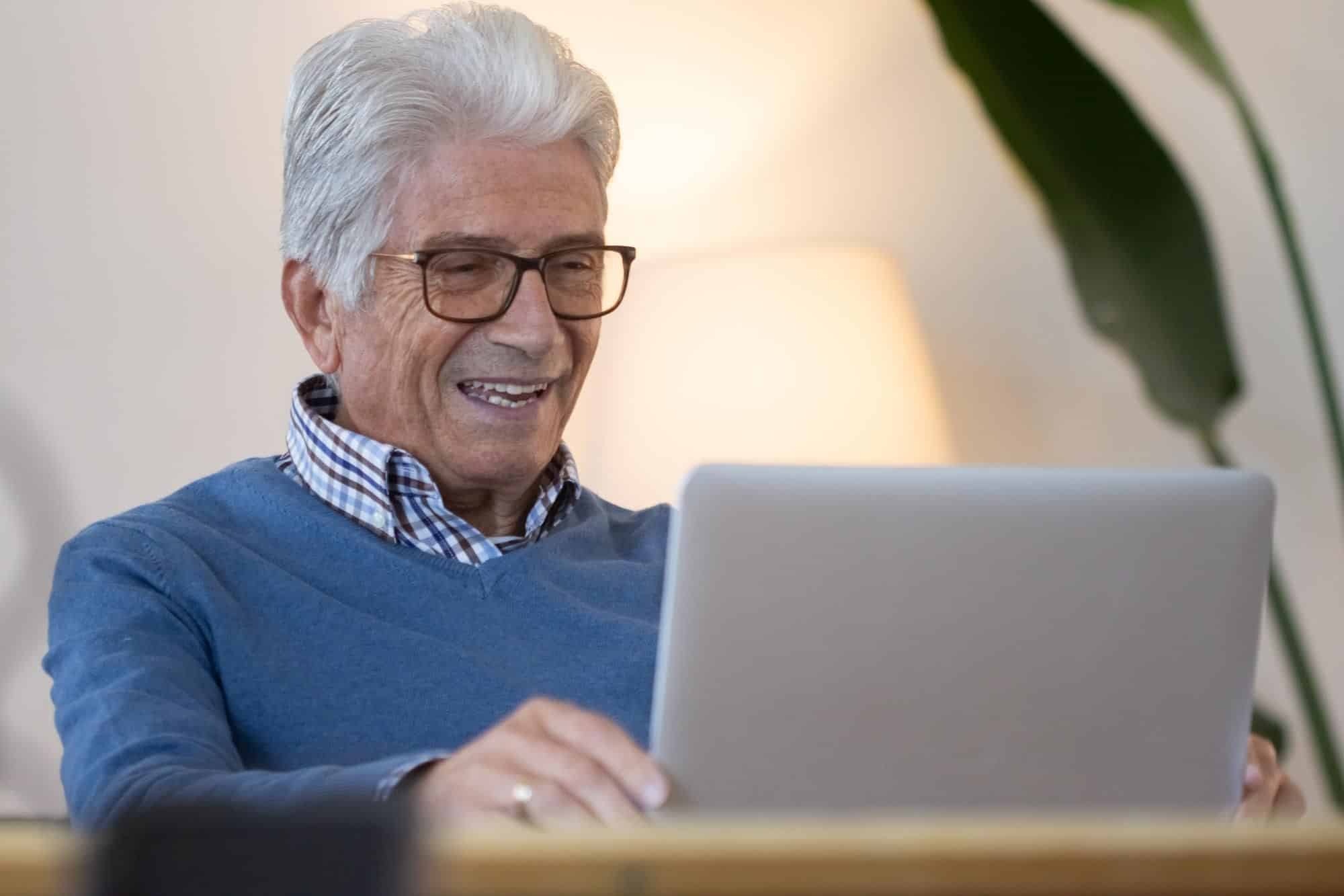 Hombre mayor jubilado sacando su tarjetón digital del IMSS